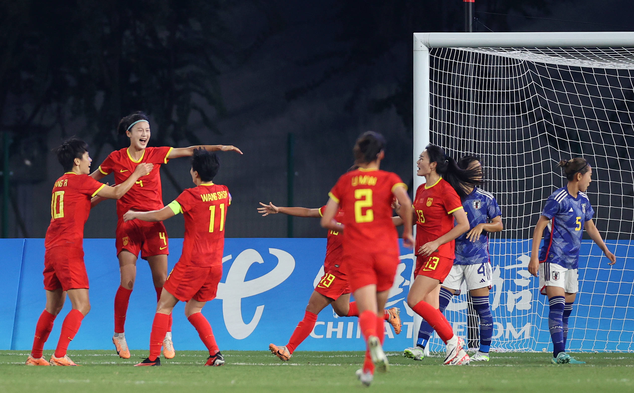 女子足球赛中，中国队实现胜利轻松晋级